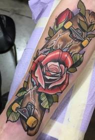 Arm стара школа стил скейтборд и червена роза татуировка модел