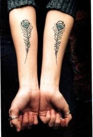 Patró de tatuatge de ploma de paó bonic de color braç
