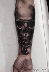 Bras noir avec un bras noir et un motif de tatouage