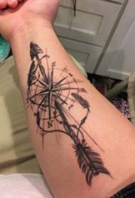 Tattoo armlet uzorak djevojka ruku na strelici i kompas slike tetovaža