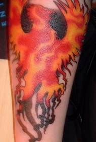 Красив пламък с малка ръка с пъстър модел на татуировка феникс
