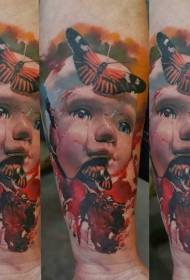 Armfarvet surrealistisk dukke med sommerfugl tatovering
