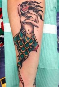 Jednoduchá ručne kreslená morská panna tetovanie vzor so zbraňami