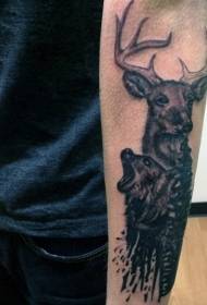 Ramię czarny wzór w stylu przypominającym akwarele ryczący niedźwiedź i jeleń tatuaż wzór