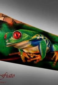腕の色が驚くほどリアルなカエルのタトゥーパターン