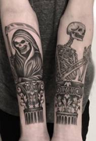 Tatuaje da morte, brazo do estudante masculino no deus da morte e imaxes de tatuaxes