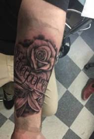 Цветочная татуировка рука мальчика на цветке и английская татуировка