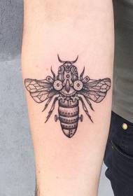 pola tattoo lebah mékanis hideung