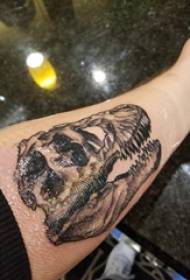 Immagine del tatuaggio dell'osso braccio del ragazzo sull'immagine del tatuaggio dell'osso animale grigio scuro