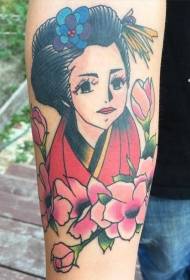 Mala ruka u boji stripa predivna gejša sa cvjetnim uzorkom tetovaža