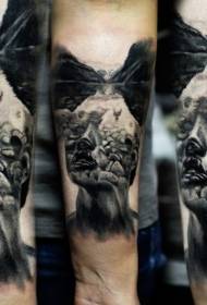 Tajanstvena portretna tetovaža ruke crno siva nadrealnog stila