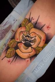 Patró típic de tatuatge de ploma de rosa i ploma de braç