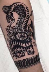 Ular dan tato bunga corak anak lelaki lengan mentah pada gambar tatu ular dan bunga
