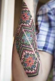 mažos rankos gražus spalvingas kryžminio dygsnio gėlių tatuiruotės raštas
