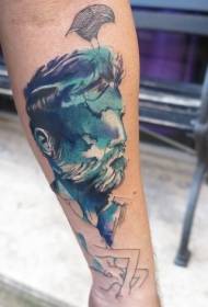 kleine arm met bebaarde oude man portret en vogel Tattoo patroon