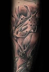 Juodos pilkos rankos po jūros pasauliu ir kalmarų tatuiruotės modelis