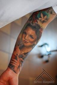 Рука цветной портрет сексуальной женщины с коктейльной татуировкой