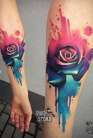 Malé rameno postriekané atramentom maľované ruže tetovanie vzor