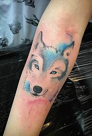 Cabeça de lobo espirrando pequeno braço pintado padrão de tatuagem