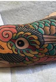 Tatuiruotės paukštis, berniuko ranka, spalvotas paukščio tatuiruotės paveikslėlis