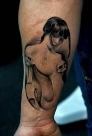 ایشیائی عورت ٹیٹو پیٹرن کے ساتھ بازو کالی اور سفید شیطان کی کھوپڑی