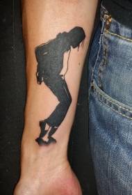 Rokas melnā Miķeļa Džeksona silueta tetovējuma raksts