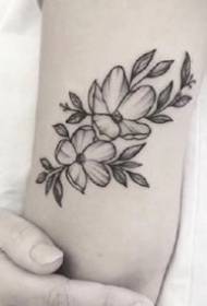 9 stycken tatueringar med vanlig blomma består av prickade linjer på armen