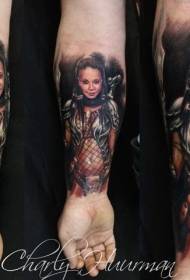 Tatuaj feminin războinic colorat în stil realism braț