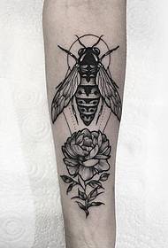 Pieni käsivarren kohta mehiläinen kukka tatuointi malli