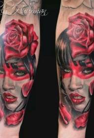 Seksīgas sievietes portrets ar roku krāsainu rozi un tetovējuma attēlu