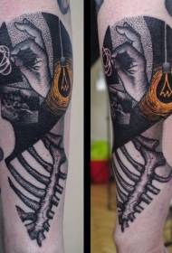 Arm surrealistyske gloeilampe mei tatoet fan skeletten