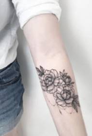 Lille frisk sort askeblomsttatoveringsbillede på armen