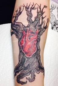 Ръчно рисувано голямо дърво с модел на татуировка на сърцето