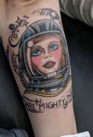 Bocah tatu tato astronot bokong ing gambar tato astronaut berwarna