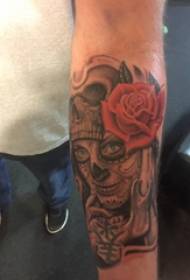 Bras de garçon de tatouage d'horreur sur l'image de tatouage crâne horrible