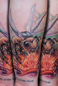 Цвят на ръката летяща пчела и светещ модел татуировка на цветя