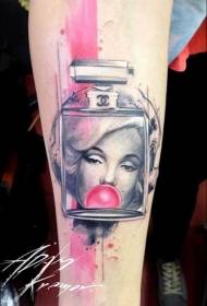 Arm leuke combinatie kleur parfumfles met vrouw portret tattoo