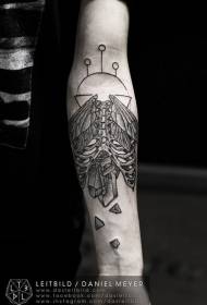 날개와 크리스탈 쏘는 문신 패턴이있는 팔 검은 해골