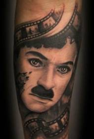 Боја руке реалистичан узорак тетоваже портрета мушкарца