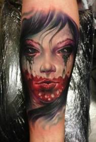 Armkleur bloedige horrorfilm duiwelvroue tatoeëermerk