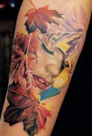 лијепа жена и крајолик јаворова лишћа у облику тетоваже