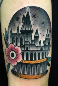 Roku vecā stila maģiskā pils un ziedu tetovējums