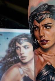 Vrouwelijke arm kleur realistische vrouw portret tattoo foto
