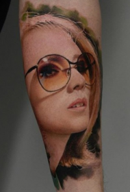 Brazo color realista mujer retrato tatuaje patrón