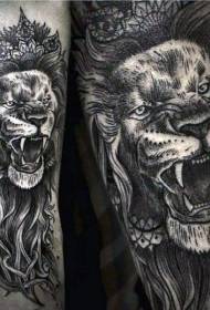 Brako nigra kaj griza gravura stilo detaligis uloran leonan tatuadon