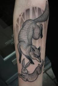 Рука тетовирана лисица и узорак тетоважа зеца