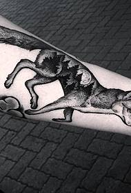Lille arm europæisk og amerikansk ulvspids tatovering landskab tatovering mønster