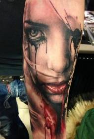 Tatouage de portrait sanglant femme couleur horreur style bras