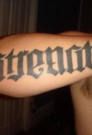 Tatuaxe de tinta negra con brazo grandes letras góticas