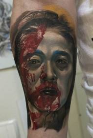Braccio modello di tatuaggio ritratto geisha realistico e sanguinante
